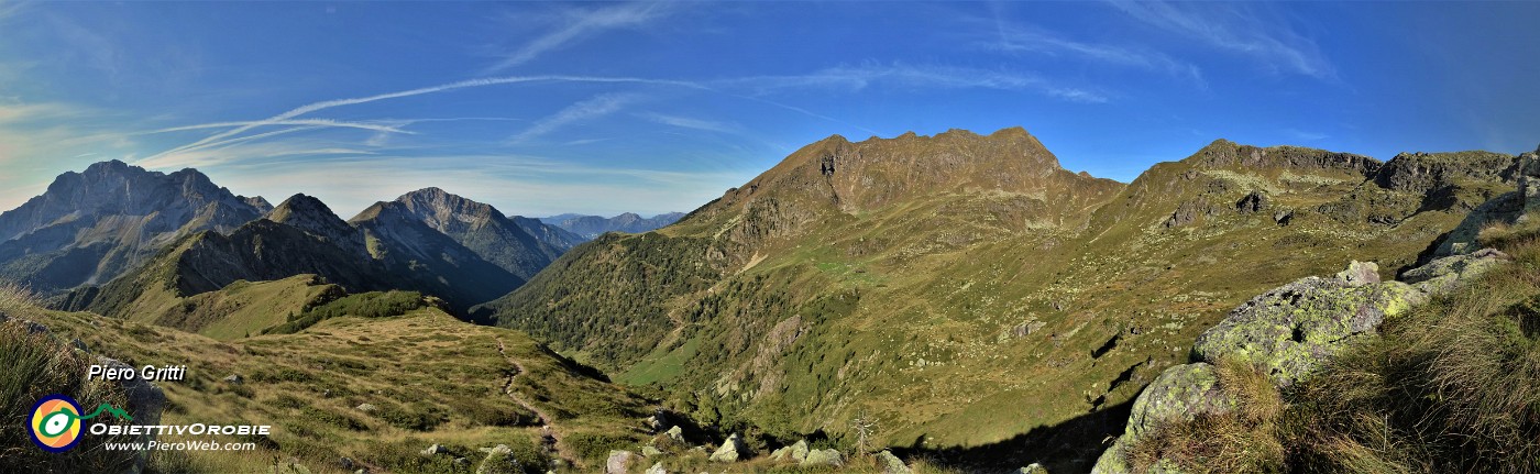 20 Sguardo indietro panoramico sul percorso fatto dal Passo della Marogella.jpg